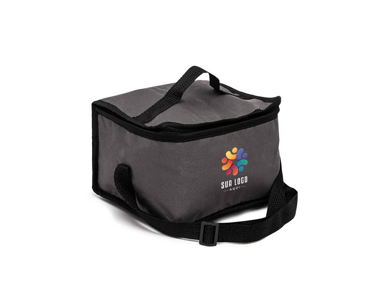 Leve o essencial para onde quiser com nossa Bolsa Térmica de 8 Litros. Feita de nylon resistente, esta bolsa combina durabilidade e leveza. Contém um bolso de rede na parte de trás, uma alça de mão prática e uma alça ajustável para as costas. Tudo isso para oferecer praticidade e conforto ao dia a dia.
