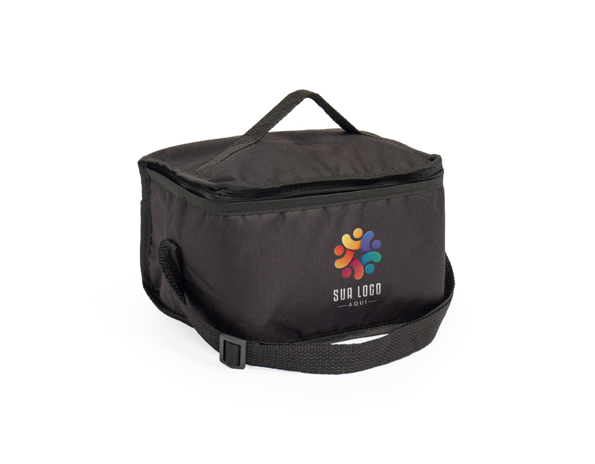 Leve o essencial para onde quiser com nossa Bolsa Térmica de 8 Litros. Feita de nylon resistente, esta bolsa combina durabilidade e leveza. Contém um bolso de rede na parte de trás, uma alça de mão prática e uma alça ajustável para as costas. Tudo isso para oferecer praticidade e conforto ao dia a dia.