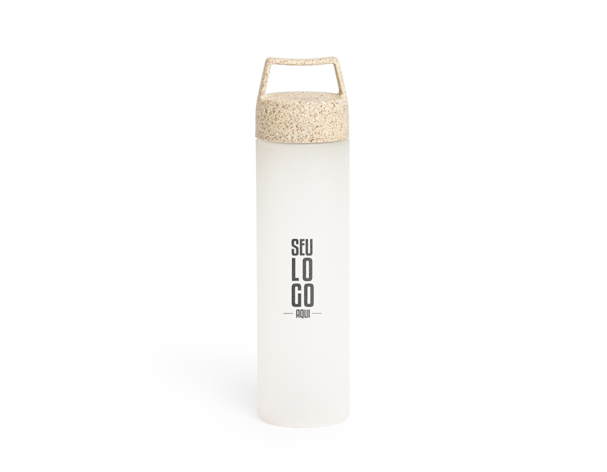 Garrafa plástica de 650 ml, ideal para transporte de líquidos. Possui tampa de fibra de arroz, que se encaixa de forma segura, e alça para facilitar o manuseio. Leve e prática, é uma opção sustentável para o dia a dia.