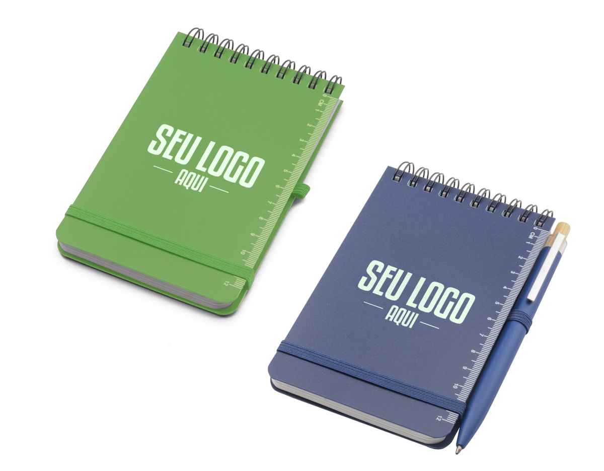 Este mini caderno é confeccionado em PP reciclável, promovendo a sustentabilidade. Possui um suporte prático para caneta e conta com 60 folhas pautadas, ideal para anotações do dia a dia. Compacto e leve, é perfeito para quem busca organização e praticidade em qualquer lugar. Uma opção funcional que combina responsabilidade ambiental e utilidade.
