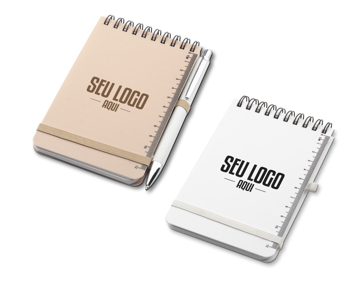 Este mini caderno é confeccionado em PP reciclável, promovendo a sustentabilidade. Possui um suporte prático para caneta e conta com 60 folhas pautadas, ideal para anotações do dia a dia. Compacto e leve, é perfeito para quem busca organização e praticidade em qualquer lugar. Uma opção funcional que combina responsabilidade ambiental e utilidade.