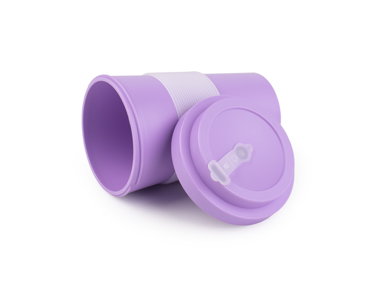Copo plástico feito de RPET, um material sustentável, com capacidade de 400 ml. Apresenta uma tampa rosqueável que garante fechamento seguro e um detalhe em silicone que proporciona um toque macio e antiderrapante. Ideal para uso diário, combina funcionalidade e respeito ao meio ambiente.