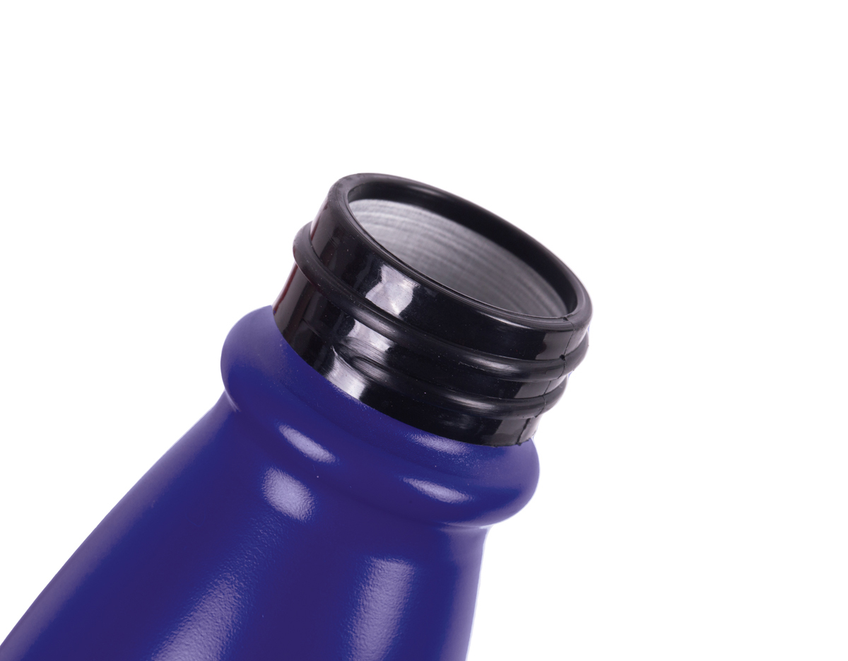 Garrafa de alumínio com tampa em inox, com capacidade de 550 ml e acabamento em pintura fosca. O design inclui uma etiqueta em papel kraft com a descrição do produto, além de um símbolo de reciclável na parte traseira, reforçando seu compromisso com a sustentabilidade. Ideal para quem busca praticidade e estilo em suas hidratações diárias.