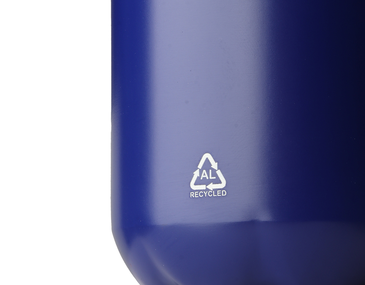 Garrafa de alumínio com tampa em inox, com capacidade de 550 ml e acabamento em pintura fosca. O design inclui uma etiqueta em papel kraft com a descrição do produto, além de um símbolo de reciclável na parte traseira, reforçando seu compromisso com a sustentabilidade. Ideal para quem busca praticidade e estilo em suas hidratações diárias.