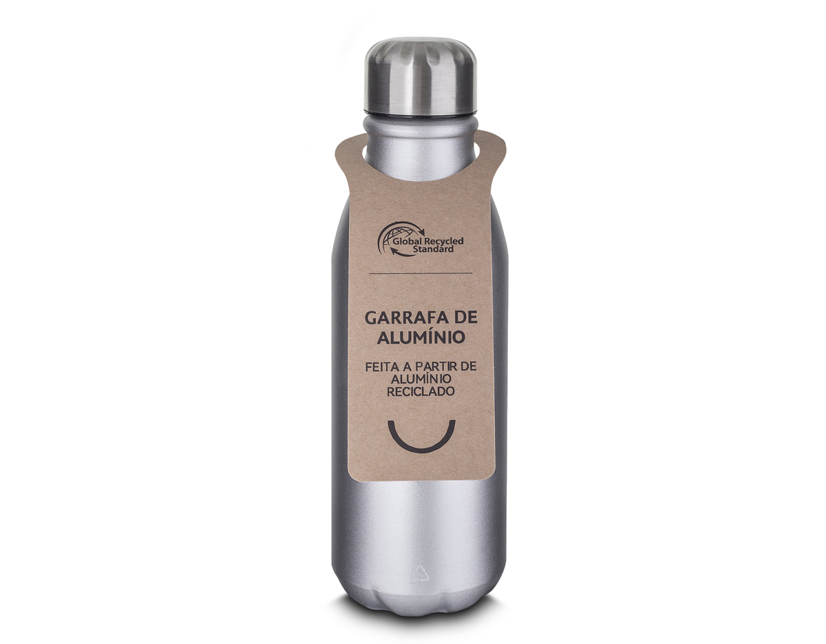 Garrafa de alumínio com tampa em inox, com capacidade de 550 ml e acabamento em pintura fosca. O design inclui uma etiqueta em papel kraft com a descrição do produto, além de um símbolo de reciclável na parte traseira, reforçando seu compromisso com a sustentabilidade. Ideal para quem busca praticidade e estilo em suas hidratações diárias.