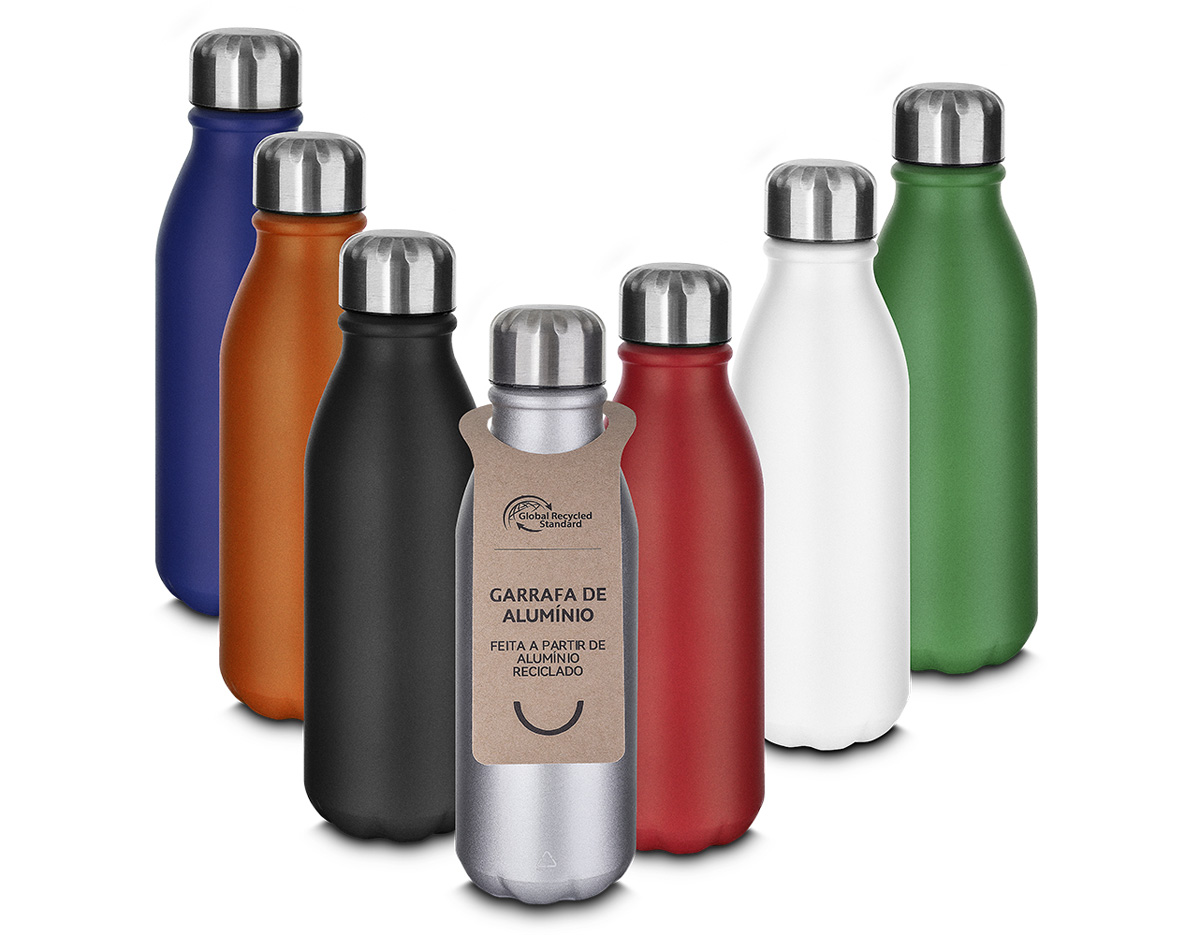 Garrafa de alumínio com tampa em inox, com capacidade de 550 ml e acabamento em pintura fosca. O design inclui uma etiqueta em papel kraft com a descrição do produto, além de um símbolo de reciclável na parte traseira, reforçando seu compromisso com a sustentabilidade. Ideal para quem busca praticidade e estilo em suas hidratações diárias.