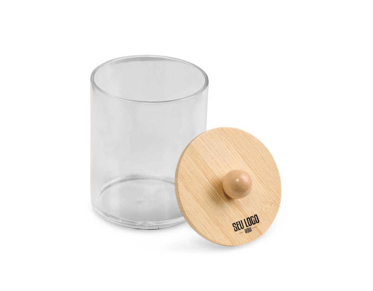 Este porta objetos é confeccionado em acrílico transparente, permitindo uma visualização clara do que está armazenado. Sua tampa de bambu proporciona um contraste elegante e natural, além de proteger o conteúdo de poeira. Ideal para organizar pequenos itens, como acessórios, material de escritório ou produtos de beleza, combina funcionalidade com um design moderno, tornando-se um item prático e decorativo para qualquer ambiente.