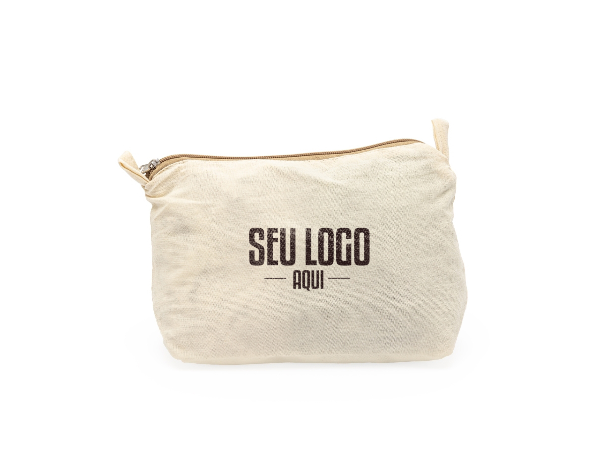 Nécessaire confeccionada em algodão, apresenta um design liso tanto na parte frontal quanto na traseira. Equipado com um zíper resistente, o acessório conta ainda com duas alças pequenas, facilitando o transporte e o acesso a chaveiros ou ganchos. Ideal para organizar pequenos itens do dia a dia, combina praticidade e estilo em um formato compacto.