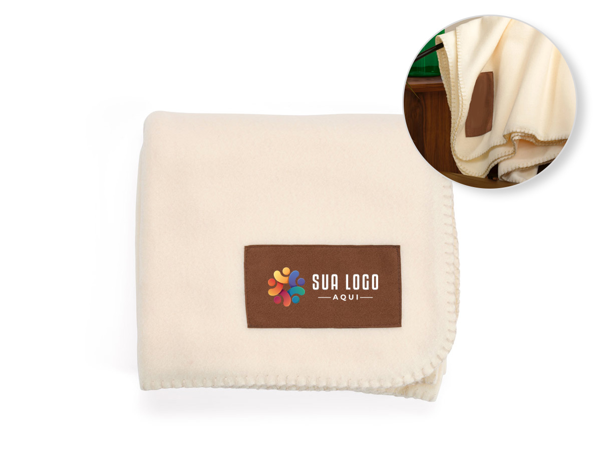 Manta em tecido polar, 100% poliéster reciclado (100% rPET), com área para personalização em microfibra. Fornecido em saco de tecidos 100% reciclado (70% algodão reciclado e 30% poliéster reciclado), com gramagem de 140 g/m². 1600 x 1200 mm | Saco: 400 x 320 mm