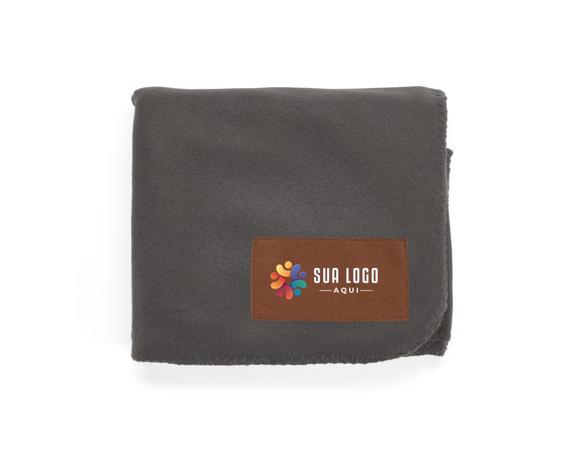 Manta em tecido polar, 100% poliéster reciclado (100% rPET), com área para personalização em microfibra. Fornecido em saco de tecidos 100% reciclado (70% algodão reciclado e 30% poliéster reciclado), com gramagem de 140 g/m². 1600 x 1200 mm | Saco: 400 x 320 mm