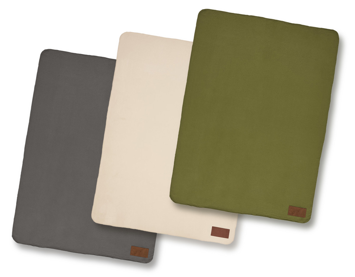 Manta em tecido polar, 100% poliéster reciclado (100% rPET), com área para personalização em microfibra. Fornecido em saco de tecidos 100% reciclado (70% algodão reciclado e 30% poliéster reciclado), com gramagem de 140 g/m². 1600 x 1200 mm | Saco: 400 x 320 mm