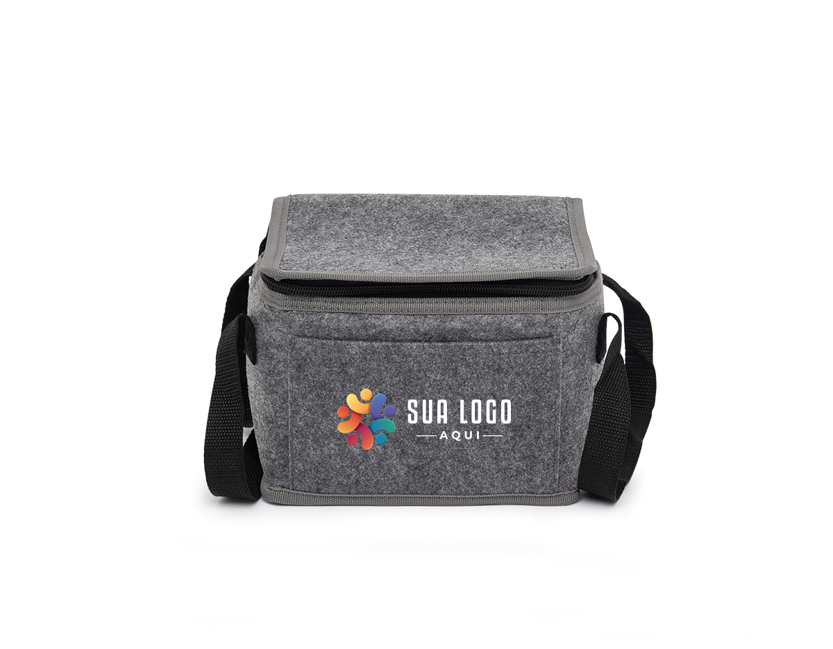 Bolsa térmica confeccionada em feltro, material que confere visual diferenciado e toque agradável, ideal para quem busca um item funcional com estética moderna. Possui capacidade de 6 litros e revestimento térmico interno, que auxilia na conservação da temperatura de alimentos e bebidas no uso diário. Conta com bolso frontal funcional para itens de apoio e alças para as mãos, garantindo praticidade no transporte. Um brinde corporativo compacto, útil e bem-acabado, pensado para uso recorrente e para agregar valor percebido à marca.