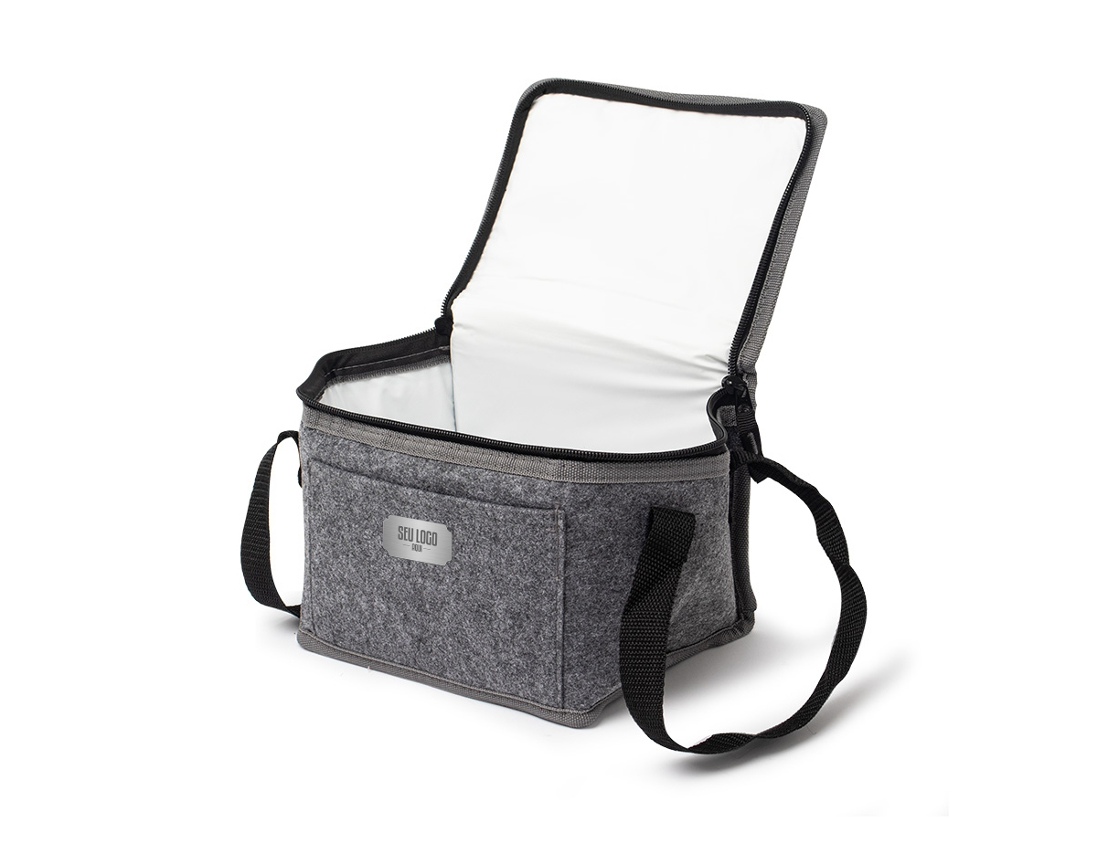Bolsa térmica confeccionada em feltro, material que confere visual diferenciado e toque agradável, ideal para quem busca um item funcional com estética moderna. Possui capacidade de 6 litros e revestimento térmico interno, que auxilia na conservação da temperatura de alimentos e bebidas no uso diário. Conta com bolso frontal funcional para itens de apoio e alças para as mãos, garantindo praticidade no transporte. Um brinde corporativo compacto, útil e bem-acabado, pensado para uso recorrente e para agregar valor percebido à marca.