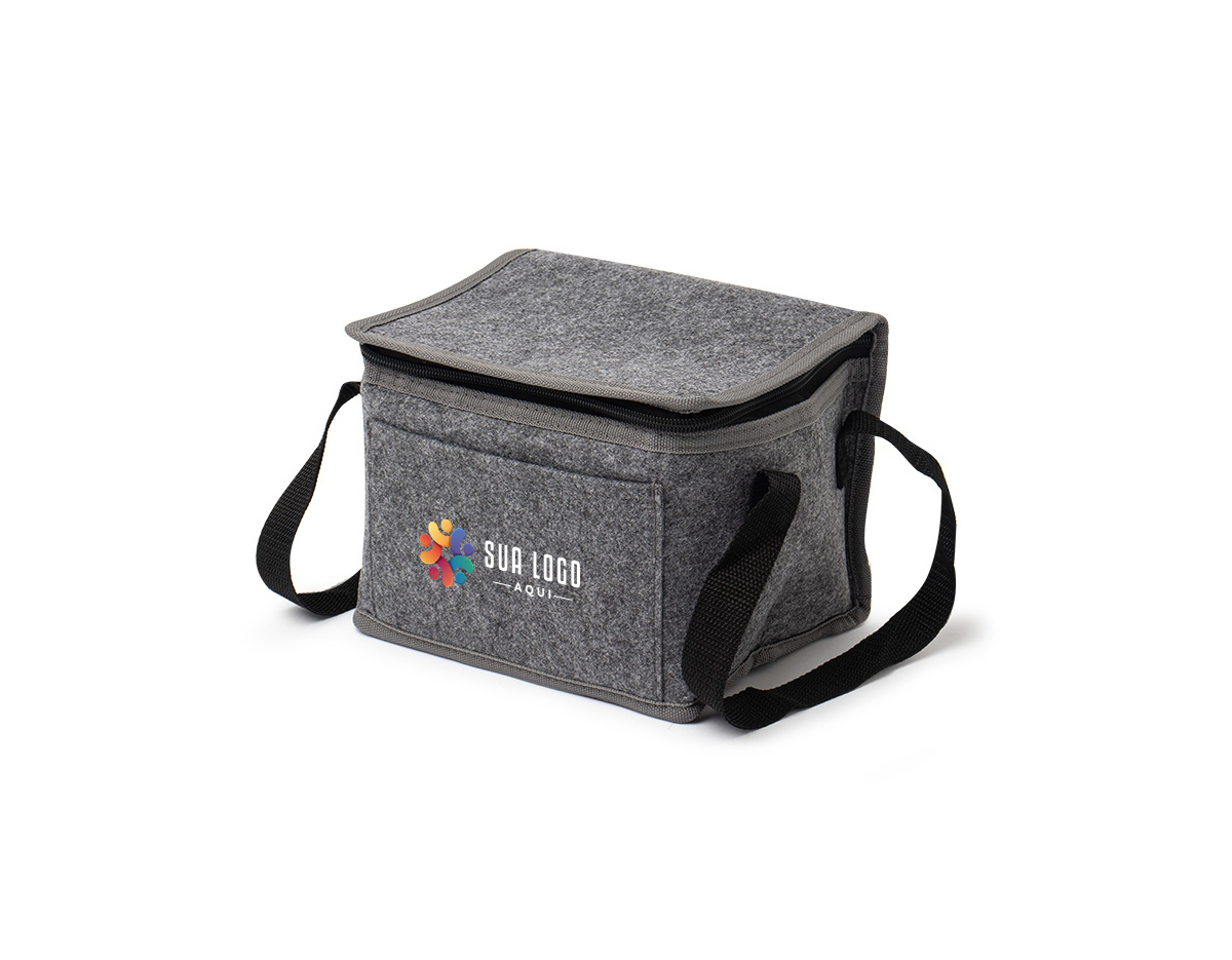 Bolsa térmica confeccionada em feltro, material que confere visual diferenciado e toque agradável, ideal para quem busca um item funcional com estética moderna. Possui capacidade de 6 litros e revestimento térmico interno, que auxilia na conservação da temperatura de alimentos e bebidas no uso diário. Conta com bolso frontal funcional para itens de apoio e alças para as mãos, garantindo praticidade no transporte. Um brinde corporativo compacto, útil e bem-acabado, pensado para uso recorrente e para agregar valor percebido à marca.