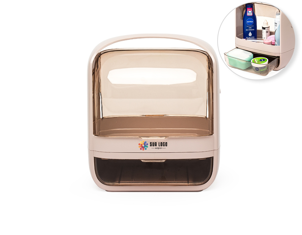 Caixa Organizadora de O segredo para manter os cosméticos organizados e seguros! A caixa organizadora para maquiagens e cosméticos é prática e eficiente. Feita em plástico resistente com tampas de acrílico, ela protege os itens contra poeira e umidade, garantindo que tudo fique sempre seguro e preservado. Com um compartimento principal espaçoso e uma gaveta extra, é possível armazenar tudo de forma organizada. Além disso, a alça de transporte facilita levar a caixa para qualquer lugar, transformando qualquer ambiente no espaço perfeito para a rotina de beleza.