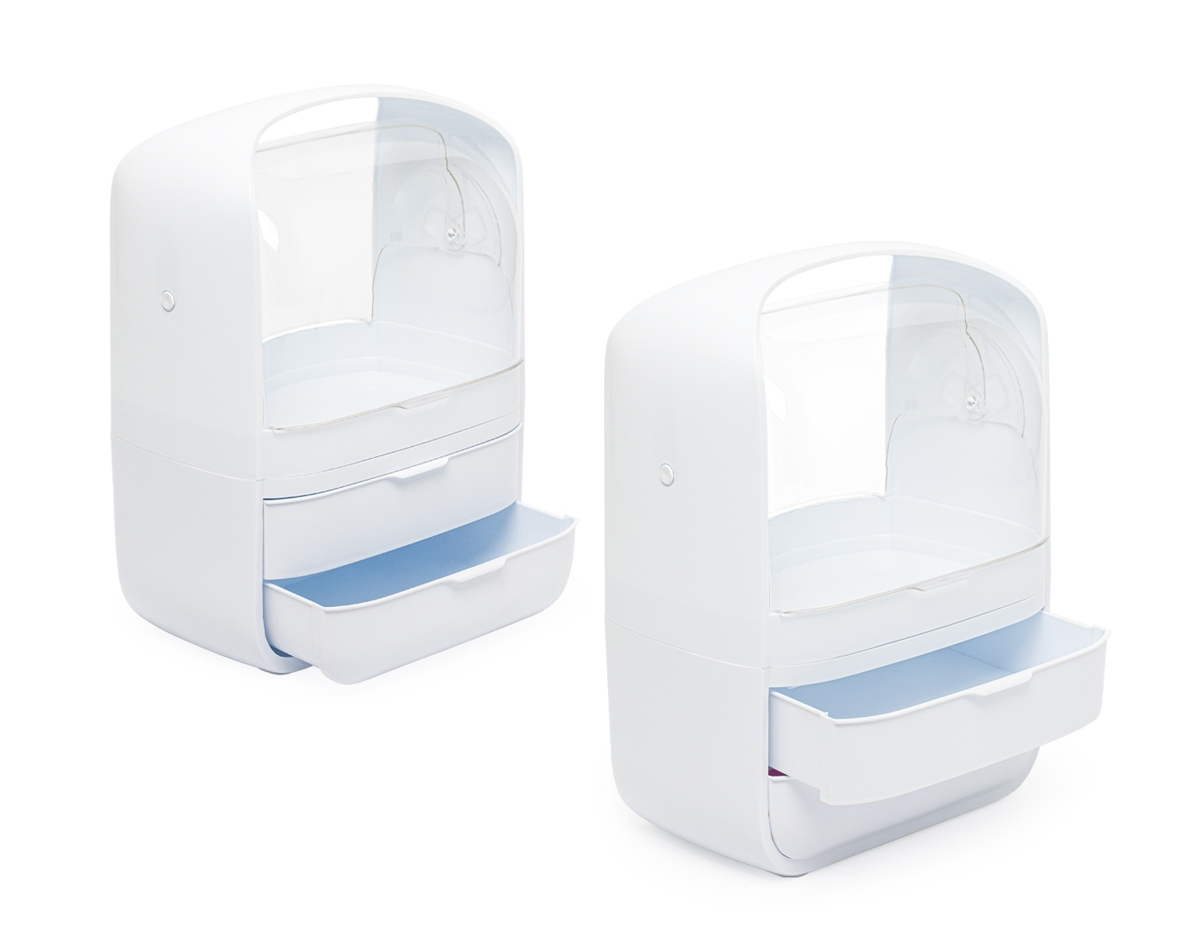 A caixa organizadora para maquiagens e cosméticos é prática e eficiente. Feita em plástico resistente com tampas de acrílico, ela protege os itens contra poeira e umidade, garantindo que tudo fique sempre seguro e preservado. Com um compartimento principal espaçoso e duas gavetas extras, é possível armazenar tudo de forma organizada. Além disso, a alça de transporte facilita levar a caixa para qualquer lugar, transformando qualquer ambiente no espaço perfeito para a rotina de beleza.