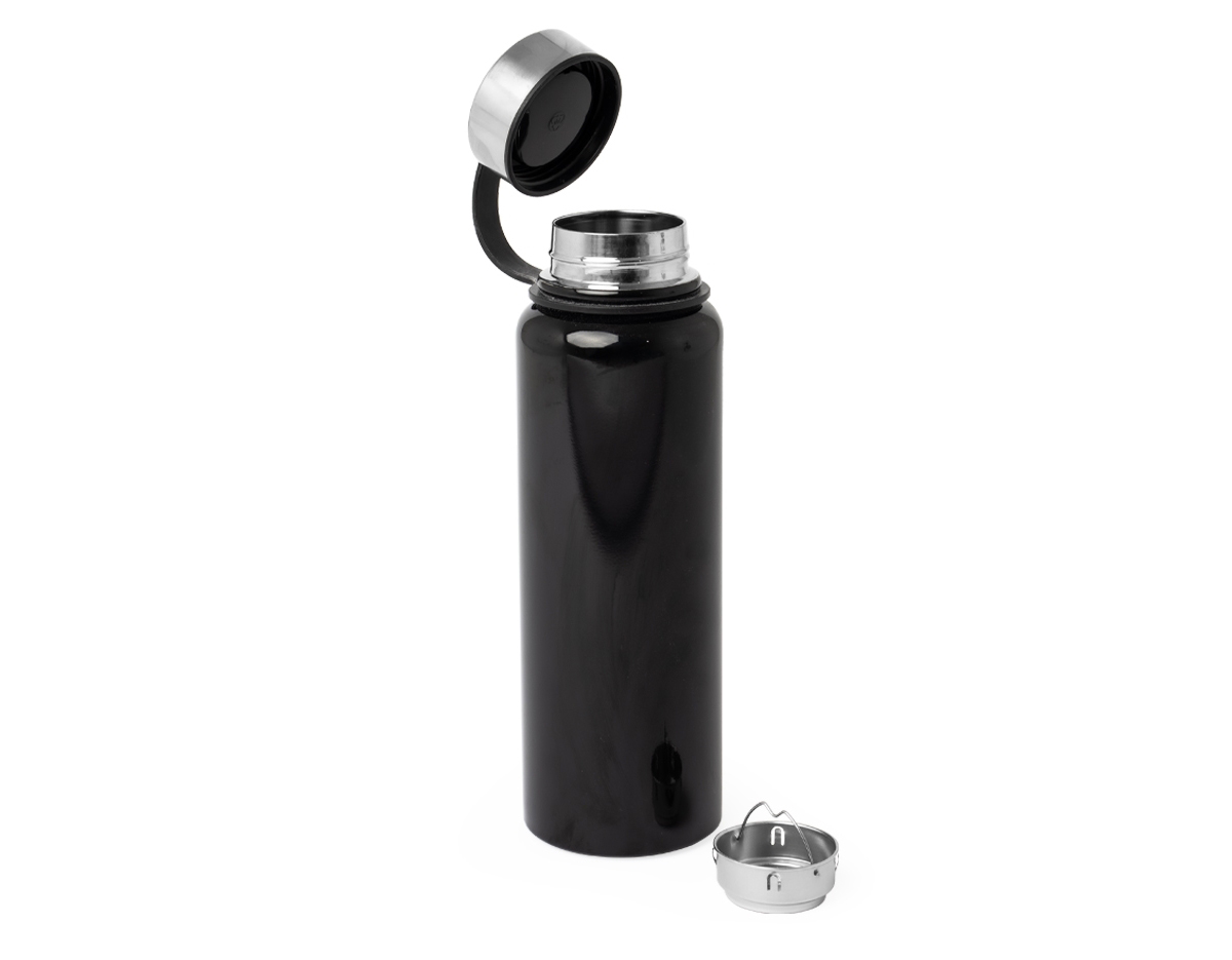 Garrafa térmica com infusor de bebidas, feita em inox 304 com capacidade de 1 litro. Contém base antiderrapante e alça de silicone acoplada na tampa.