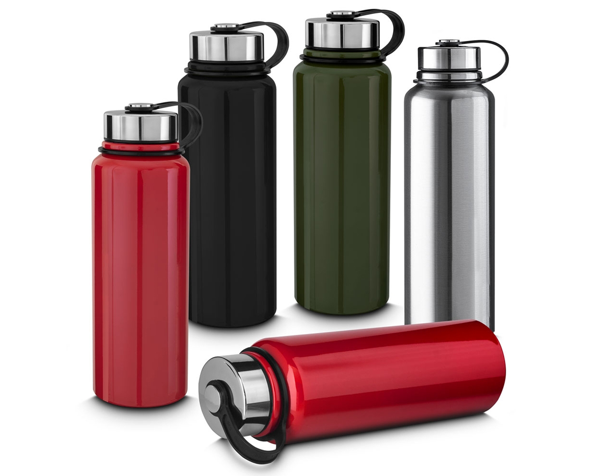 Garrafa térmica com infusor de bebidas, feita em inox 304 com capacidade de 1 litro. Contém base antiderrapante e alça de silicone acoplada na tampa.