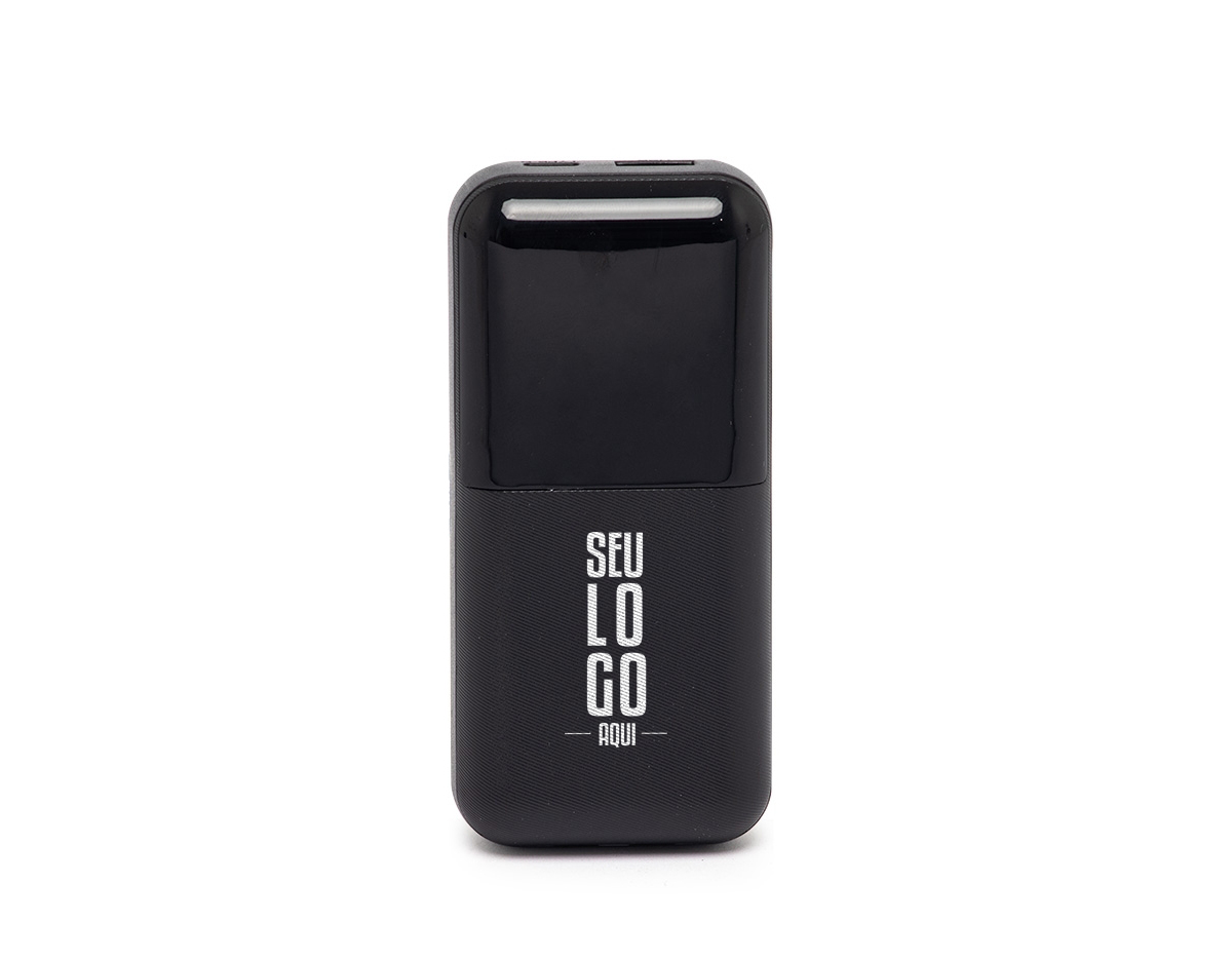 Carregador portátil plástico com 6.000mAh, com duas saídas, tipo C e lightning, display com indicador de bateria. Possui entrada tipo C e USB. Acompanha cabo tipo C.