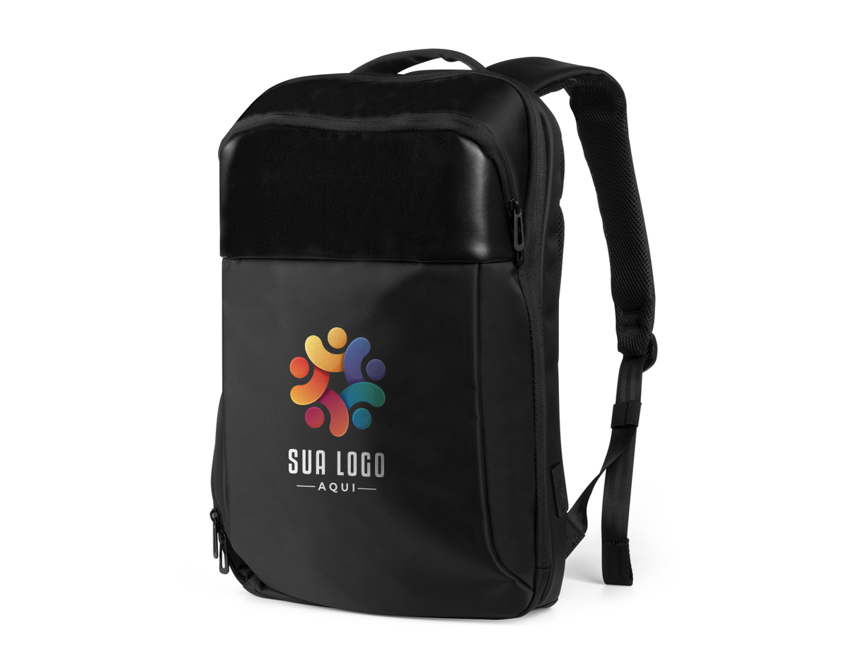 Mochila de 23 litros premium em poliéster impermeável com dois compartimentos, sendo um deles para notebook 15,6 e tablet 10,5. Com divisórias internas para documentos, a mochila possui adaptador USB externo, área costada e alças para as costas com revestimento espumado e alça de engate paa malas de viagem.
