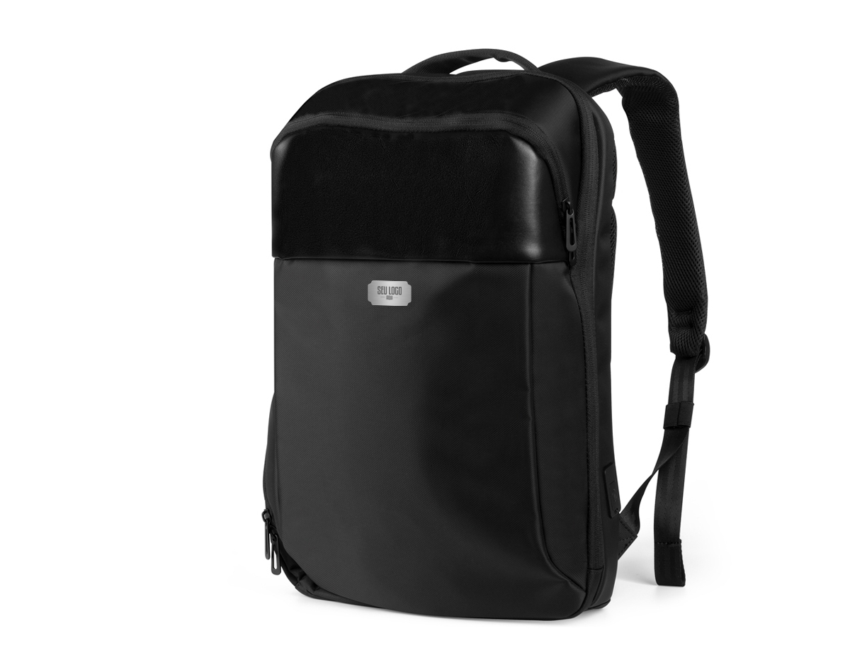 Mochila de 23 litros premium em poliéster impermeável com dois compartimentos, sendo um deles para notebook 15,6 e tablet 10,5. Com divisórias internas para documentos, a mochila possui adaptador USB externo, área costada e alças para as costas com revestimento espumado e alça de engate paa malas de viagem.