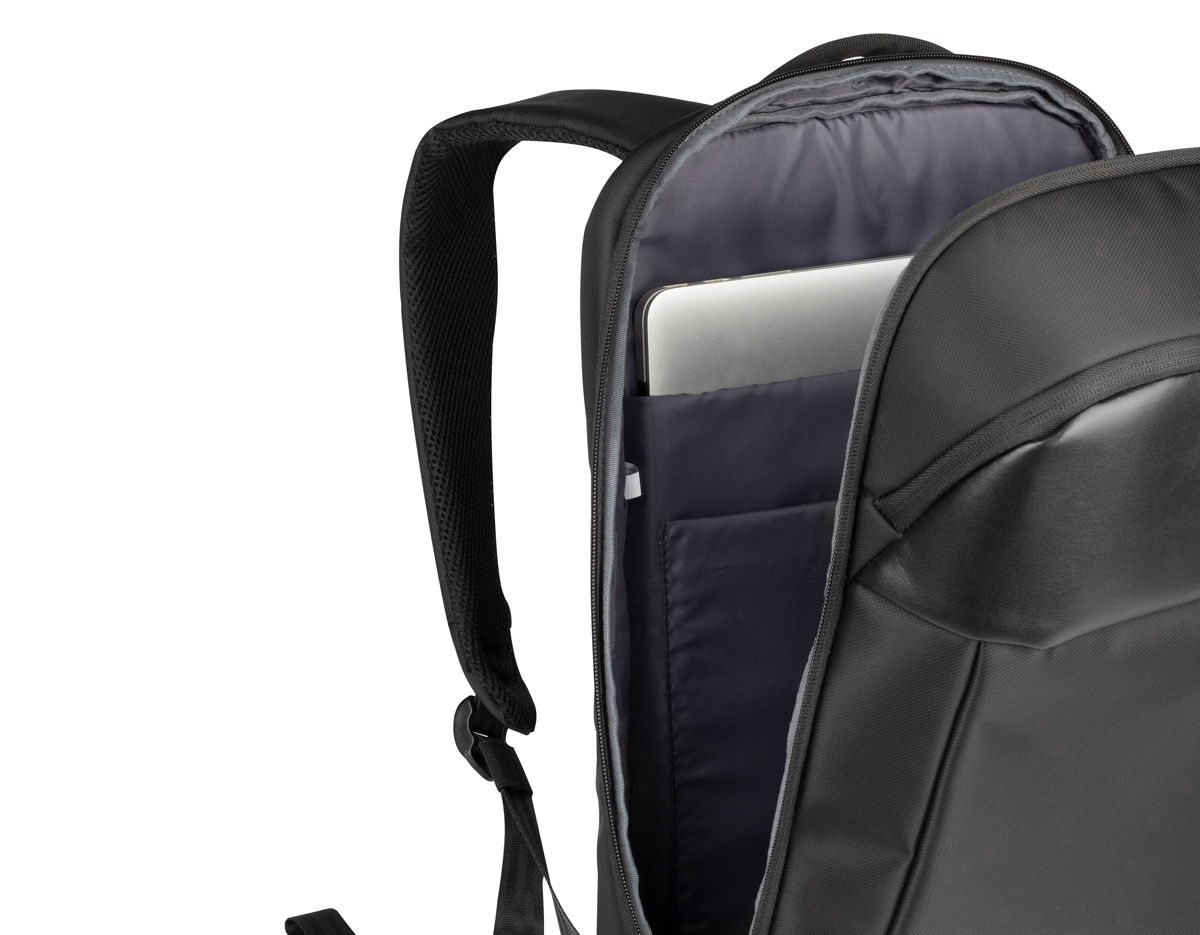 Mochila de 23 litros premium em poliéster impermeável com dois compartimentos, sendo um deles para notebook 15,6 e tablet 10,5. Com divisórias internas para documentos, a mochila possui adaptador USB externo, área costada e alças para as costas com revestimento espumado e alça de engate paa malas de viagem.