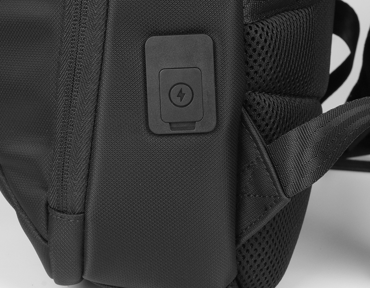 Mochila de 23 litros premium em poliéster impermeável com dois compartimentos, sendo um deles para notebook 15,6 e tablet 10,5. Com divisórias internas para documentos, a mochila possui adaptador USB externo, área costada e alças para as costas com revestimento espumado e alça de engate paa malas de viagem.