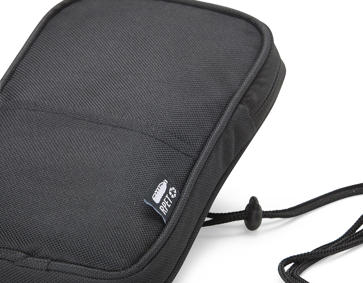 Bolsa de ombro feita em rPET resistente à água, com compartimento principal e um bolso frontal externo, além da alça regulável. É a praticidade para guardar e encontrar rapidamente os itens do dia a dia, além de ser um acessório estiloso e moderno.