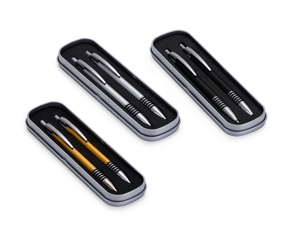 Com este conjunto de caneta e lapiseira metálicas, escrever será uma experiência ainda mais sofisticada e elegante. O estojo em metal que as acomoda, possui revestimento em espuma para evitar riscos. A caneta possui carga esferográfica azul de 1.0mm, com acionamento por clique, já a lapiseira possui grafite 0.7mm.