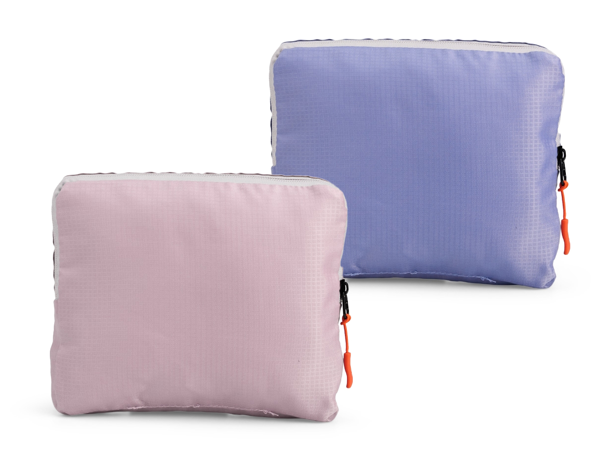 Funcional e resistente à água, nossa mochila dobrável de 23 litros é perfeita para qualquer momento! Feita em nylon, ela se transforma em um estojo compacto quando não está em uso, ocupando pouco espaço nos ambientes. Ao ser aberta, vira uma mochila espaçosa com dois compartimentos, sendo o principal para notebooks de até 14 polegadas, bolsos laterais em malha e um bolso frontal, ideal para quem precisa de versatilidade, praticidade em uma só peça.
