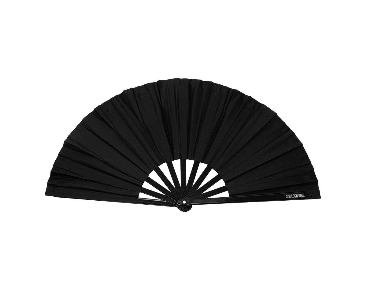 Abane-se e ouça o som que só o nosso leque tem! Feito em tecido oxford e com cabo plástico, possui fácil manuseio e fechamento. É o presente ideal para refrescar os dias mais quentes, o "ventilador natural" que todos vão adorar.