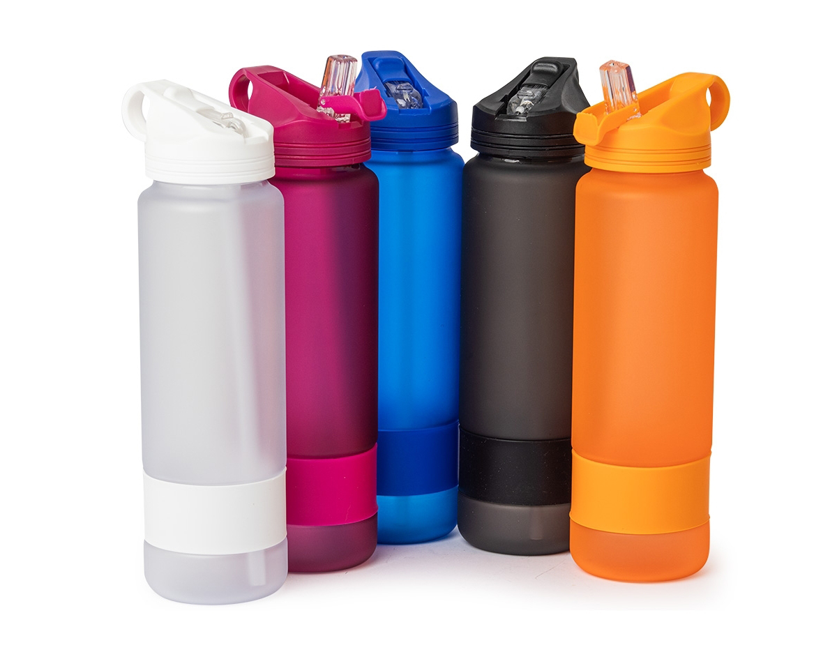 Squeeze plástico com capacidade de 900ml com acabamento fosco e detalhe emborrachado na parte inferior. Possui tampa rosqueável com alça integrada e bico flip com tampa protetora. Acompanha canudo.