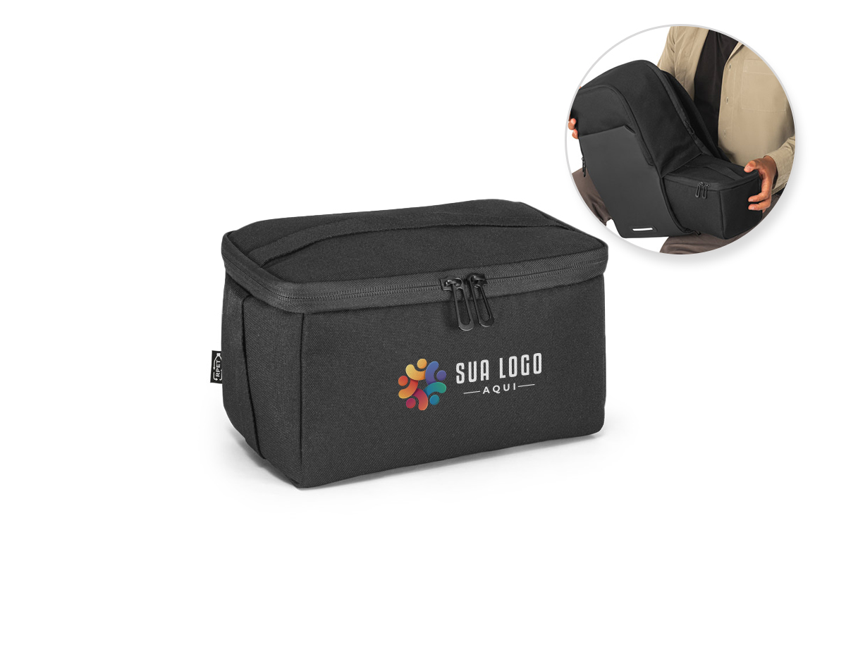 Mochila 2 em 1 com bolsa térmica que permite a sua utilização em conjunto ou separado. Mochila em 900D poliéster reciclado (100% rPET) com bolso e fundo em 600D, poliéster reciclado (100% rPET), de alta densidade com revestimento resistente à água. A mochila é totalmente almofadada e tem interior forrado em 210D poliéster reciclado (100% rPET). Possui 2 compartimentos principais: um compartimento traseiro almofadado para notebook até 17.3” e um compartimento frontal espaçoso com divisória amovível que permite arrumar a sua bolsa térmica no fundo (inclusa). Bolso frontal com zíper e detalhe refletor. Bolso lateral ideal para transportar a sua squeeze e parte posterior com acolchoamento extra e alça para trolley. Capacidade até 20 L. A bolsa térmica almofadada em 900D rPET com isolamento em PEVA. Capacidade 4,5 L. Mochila: 300 x 460 x 160 mm | Bolsa térmica: 240 x 150 x 140 mm