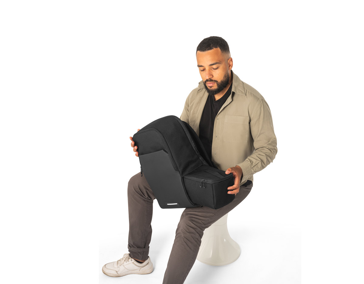 Mochila 2 em 1 com bolsa térmica que permite a sua utilização em conjunto ou separado. Mochila em 900D poliéster reciclado (100% rPET) com bolso e fundo em 600D, poliéster reciclado (100% rPET), de alta densidade com revestimento resistente à água. A mochila é totalmente almofadada e tem interior forrado em 210D poliéster reciclado (100% rPET). Possui 2 compartimentos principais: um compartimento traseiro almofadado para notebook até 17.3” e um compartimento frontal espaçoso com divisória amovível que permite arrumar a sua bolsa térmica no fundo (inclusa). Bolso frontal com zíper e detalhe refletor. Bolso lateral ideal para transportar a sua squeeze e parte posterior com acolchoamento extra e alça para trolley. Capacidade até 20 L. A bolsa térmica almofadada em 900D rPET com isolamento em PEVA. Capacidade 4,5 L. Mochila: 300 x 460 x 160 mm | Bolsa térmica: 240 x 150 x 140 mm