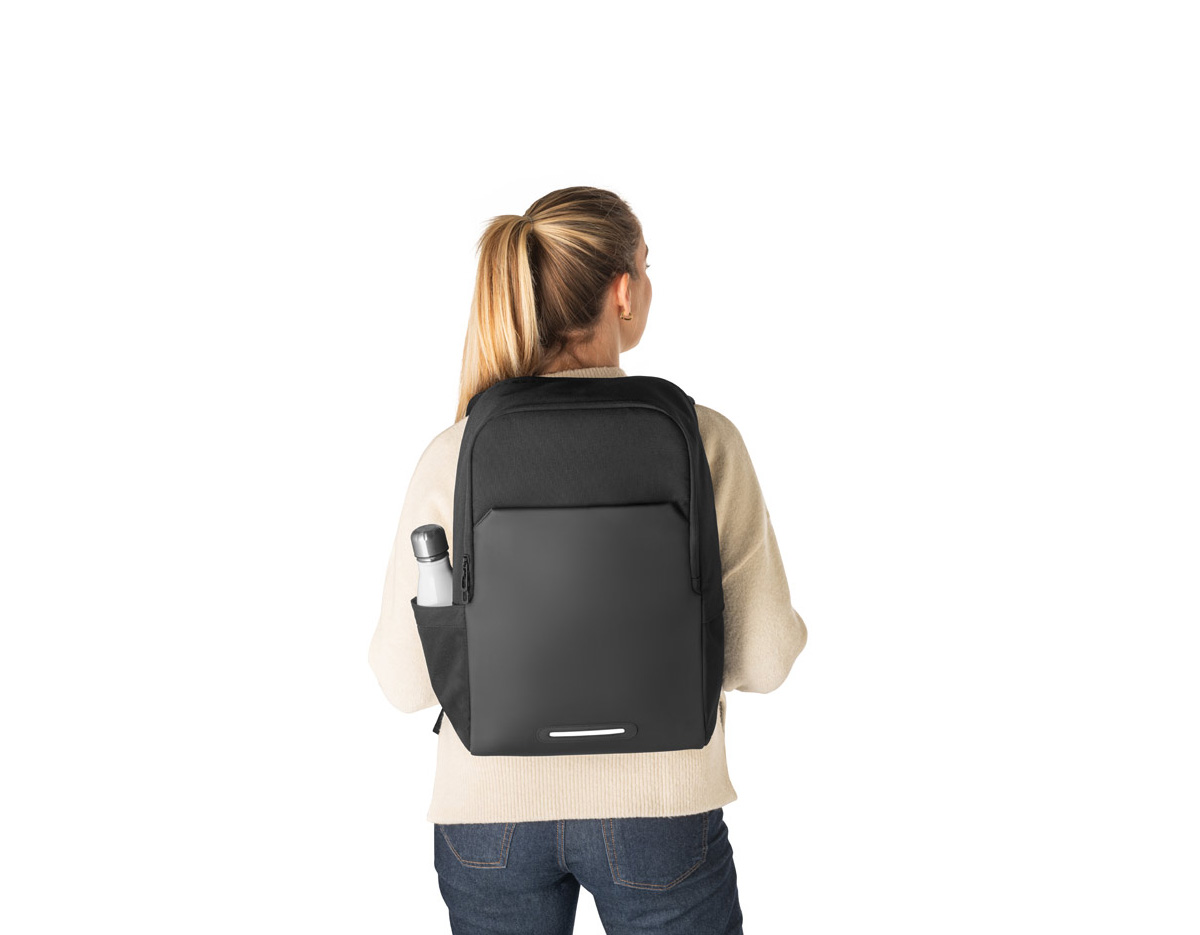 Mochila 2 em 1 com bolsa térmica que permite a sua utilização em conjunto ou separado. Mochila em 900D poliéster reciclado (100% rPET) com bolso e fundo em 600D, poliéster reciclado (100% rPET), de alta densidade com revestimento resistente à água. A mochila é totalmente almofadada e tem interior forrado em 210D poliéster reciclado (100% rPET). Possui 2 compartimentos principais: um compartimento traseiro almofadado para notebook até 17.3” e um compartimento frontal espaçoso com divisória amovível que permite arrumar a sua bolsa térmica no fundo (inclusa). Bolso frontal com zíper e detalhe refletor. Bolso lateral ideal para transportar a sua squeeze e parte posterior com acolchoamento extra e alça para trolley. Capacidade até 20 L. A bolsa térmica almofadada em 900D rPET com isolamento em PEVA. Capacidade 4,5 L. Mochila: 300 x 460 x 160 mm | Bolsa térmica: 240 x 150 x 140 mm