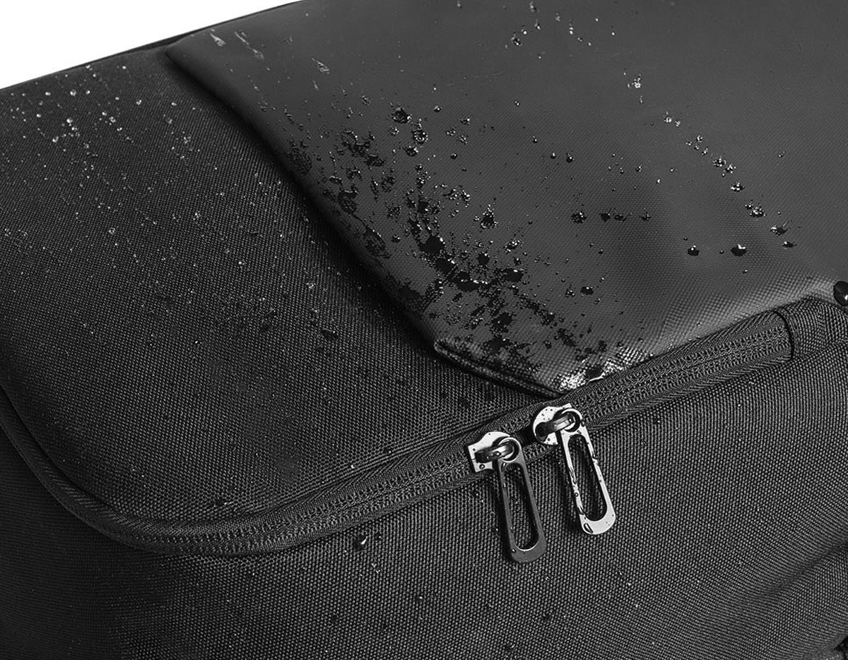 Mochila 2 em 1 com bolsa térmica que permite a sua utilização em conjunto ou separado. Mochila em 900D poliéster reciclado (100% rPET) com bolso e fundo em 600D, poliéster reciclado (100% rPET), de alta densidade com revestimento resistente à água. A mochila é totalmente almofadada e tem interior forrado em 210D poliéster reciclado (100% rPET). Possui 2 compartimentos principais: um compartimento traseiro almofadado para notebook até 17.3” e um compartimento frontal espaçoso com divisória amovível que permite arrumar a sua bolsa térmica no fundo (inclusa). Bolso frontal com zíper e detalhe refletor. Bolso lateral ideal para transportar a sua squeeze e parte posterior com acolchoamento extra e alça para trolley. Capacidade até 20 L. A bolsa térmica almofadada em 900D rPET com isolamento em PEVA. Capacidade 4,5 L. Mochila: 300 x 460 x 160 mm | Bolsa térmica: 240 x 150 x 140 mm