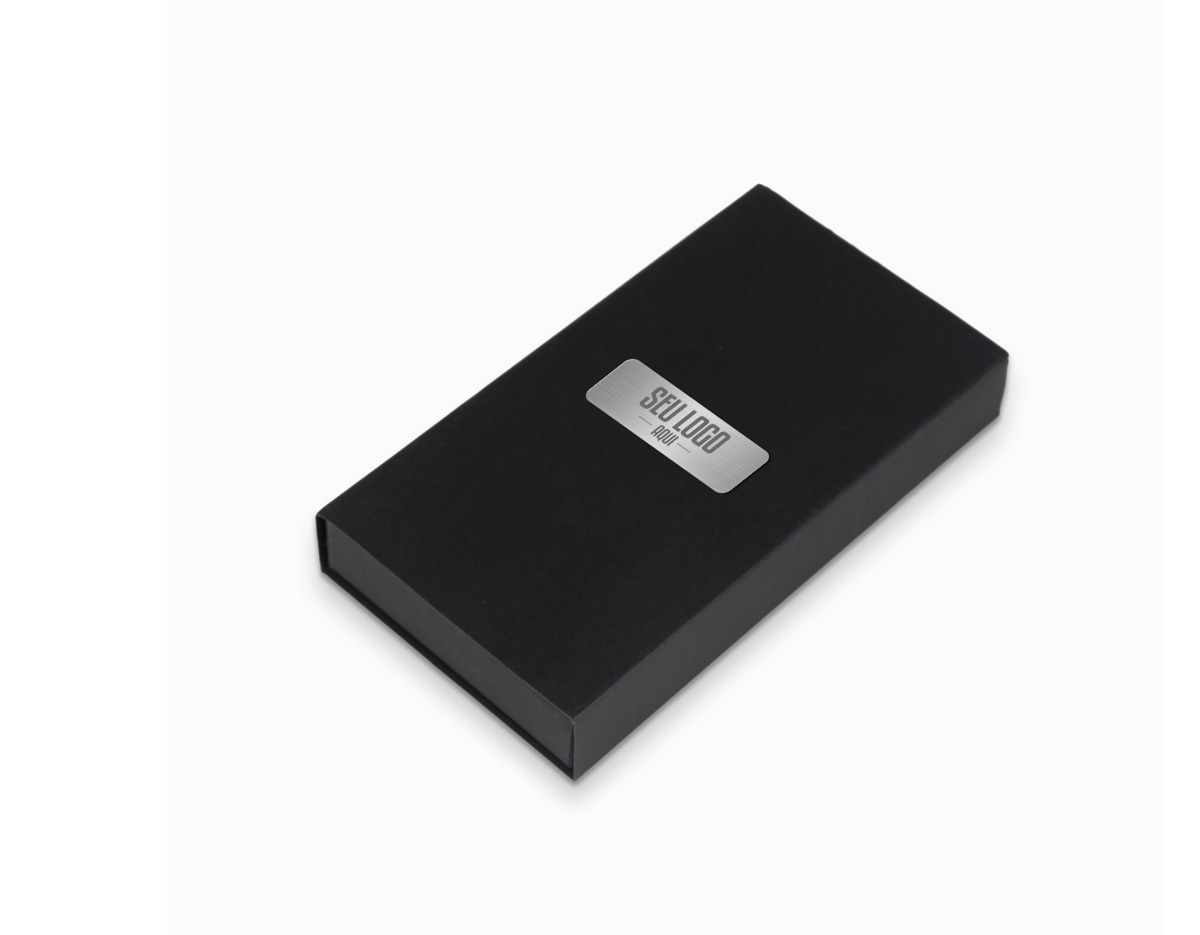 Kit para escritório composto por itens em metal e detalhes em PET reciclado. Inclui um chaveiro metálico e uma caneta de alta qualidade, ideal para um ambiente de trabalho funcional e sustentável. Design moderno e durável, combinando praticidade e respeito ao meio ambiente.