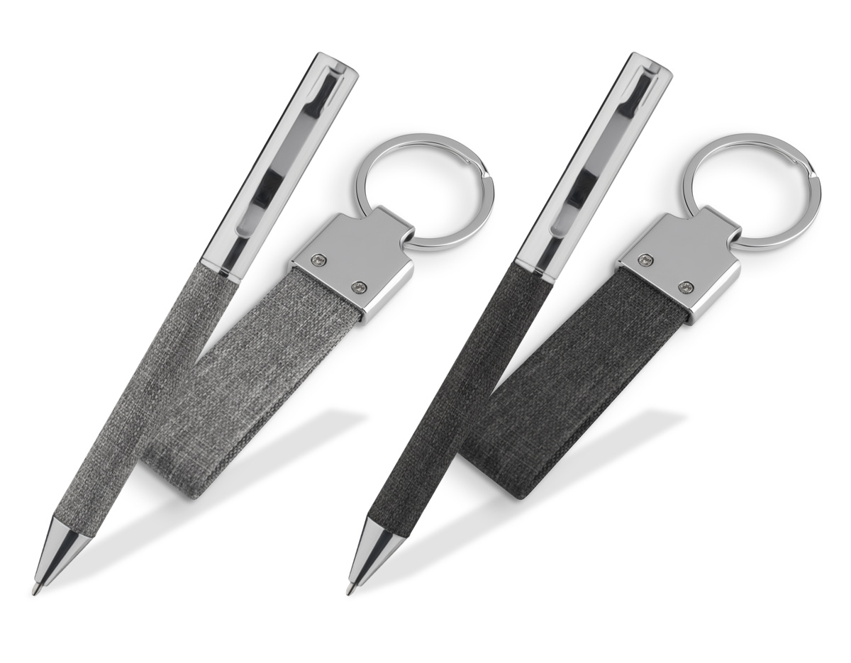 Kit para escritório composto por itens em metal e detalhes em PET reciclado. Inclui um chaveiro metálico e uma caneta de alta qualidade, ideal para um ambiente de trabalho funcional e sustentável. Design moderno e durável, combinando praticidade e respeito ao meio ambiente.