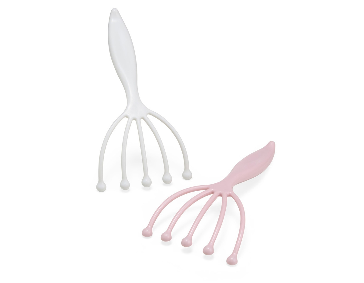 Uma massagem confortável em qualquer lugar. Compacto e de fácil manuseio, o nosso massageador é ideal para o relaxamento e um importante aliado contra o estresse do cotidiano. Feito de plástico e suas garras possuem bolinhas de aço inoxidável.
