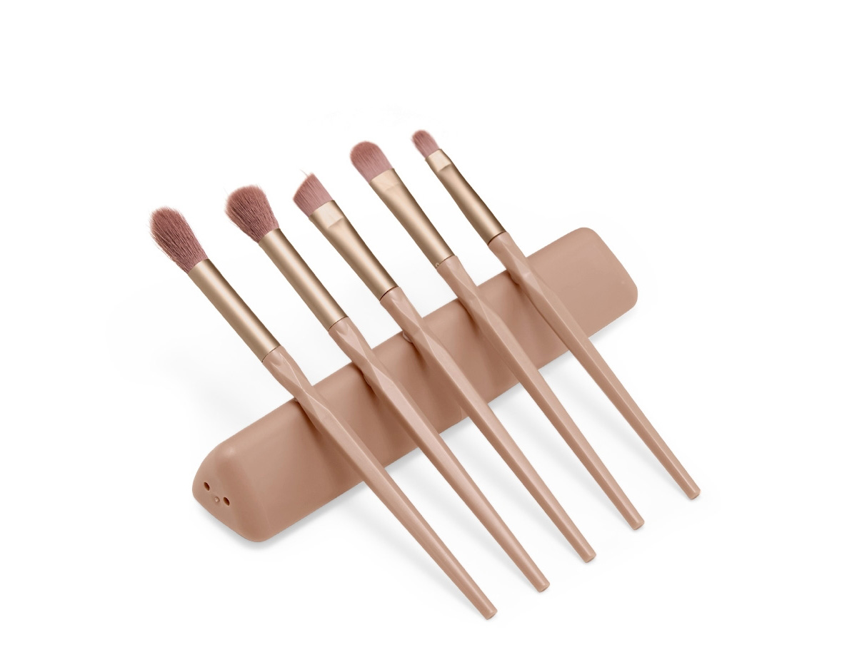 Com cinco pincéis cuidadosamente selecionados, este kit proporciona versatilidade e praticidade para criar uma maquiagem impecável na área dos olhos e deixar aquele sombreado perfeito.