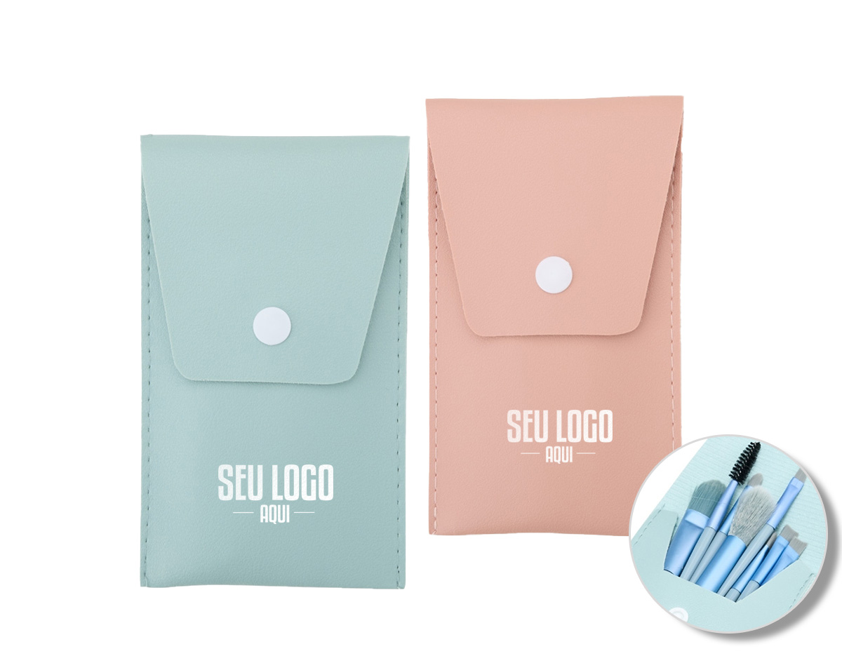 Mantenha seus pincéis organizados e protegidos durante o dia a dia. O nosso kit contém: 1 Pincel para pó, 1 pincel língua de gato para base, 1 pincel chanfrado para sombras, 1 pincel para esfumar, 1 pincel para lábios, 1 pincel para sombras, 1 pincel língua de gato pequeno, 1 pincel de escovinha, tudo isso em um lindo estojo de couro sintético. O item perfeito para presentear os amantes da beleza.