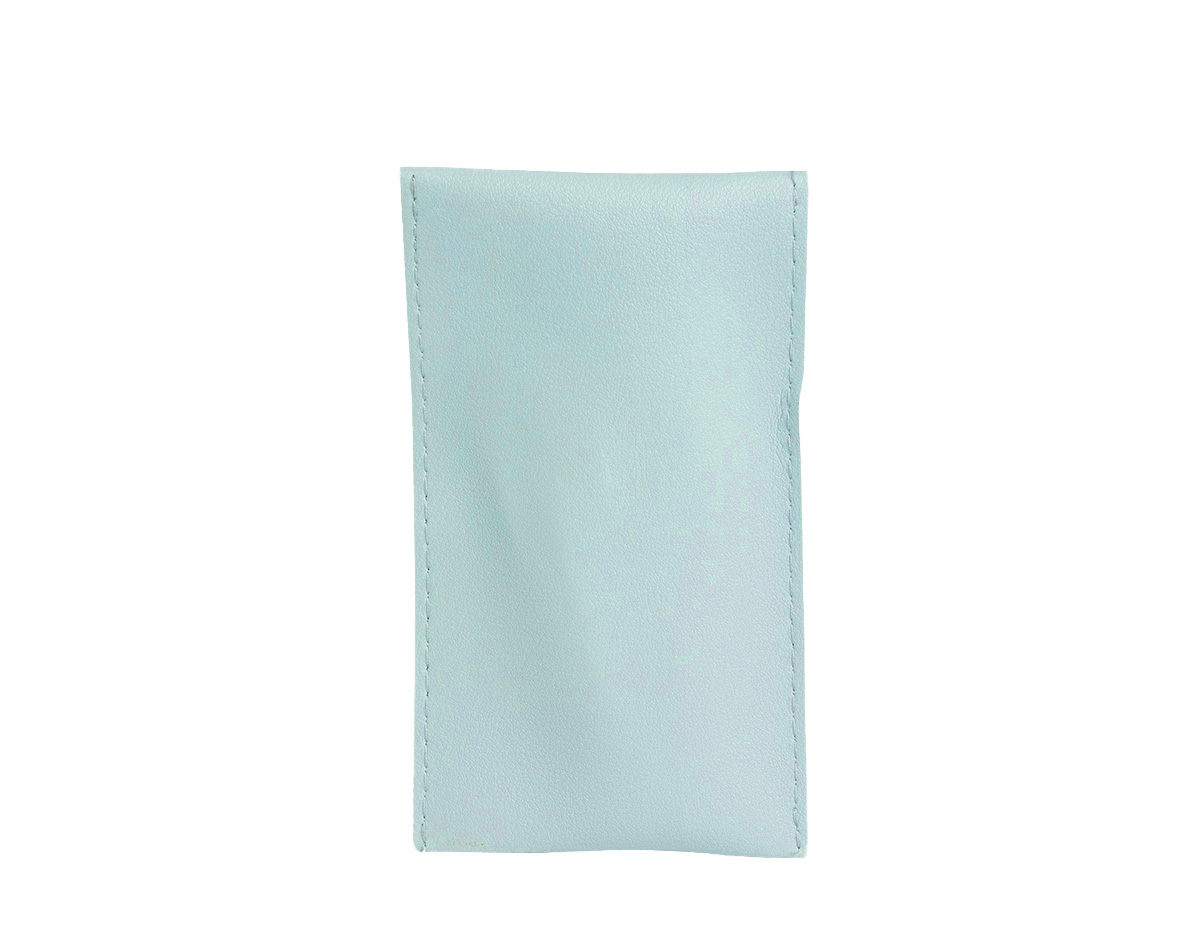 Mantenha seus pincéis organizados e protegidos durante o dia a dia. O nosso kit contém: 1 Pincel para pó, 1 pincel língua de gato para base, 1 pincel chanfrado para sombras, 1 pincel para esfumar, 1 pincel para lábios, 1 pincel para sombras, 1 pincel língua de gato pequeno, 1 pincel de escovinha, tudo isso em um lindo estojo de couro sintético. O item perfeito para presentear os amantes da beleza.