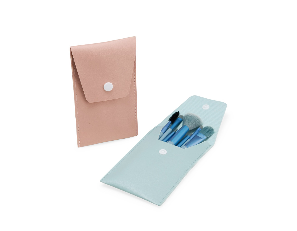 Mantenha seus pincéis organizados e protegidos durante o dia a dia. O nosso kit contém: 1 Pincel para pó, 1 pincel língua de gato para base, 1 pincel chanfrado para sombras, 1 pincel para esfumar, 1 pincel para lábios, 1 pincel para sombras, 1 pincel língua de gato pequeno, 1 pincel de escovinha, tudo isso em um lindo estojo de couro sintético. O item perfeito para presentear os amantes da beleza.