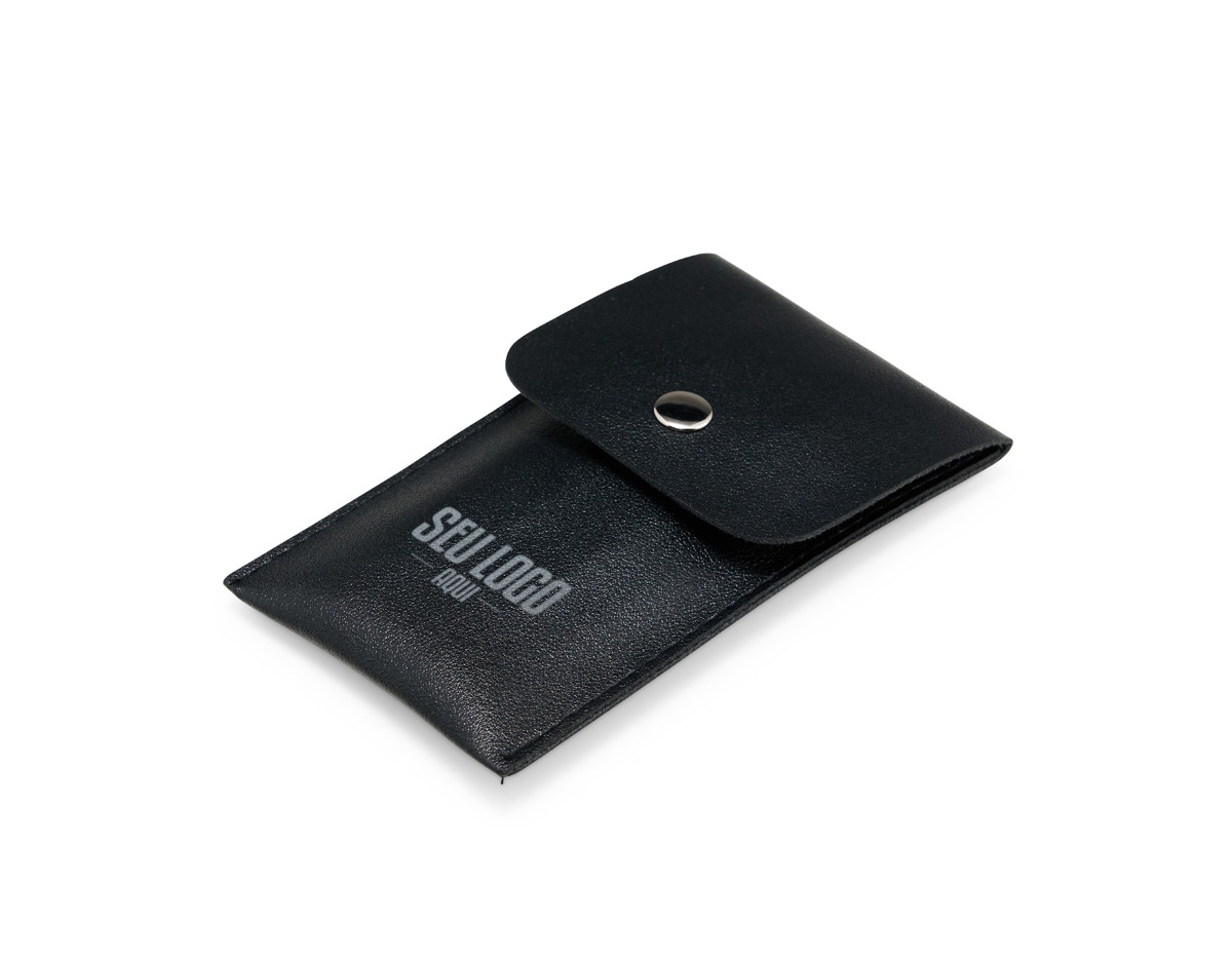 O nosso kit de pincéis para sombra é a combinação perfeita de elegância e funcionalidade. Com um design moderno e minimalista, os pincéis possuem diferentes tamanhos e formas, já suas cerdas são super macias, com textura fina e de alta densidade, permitindo aplicar a maquiagem com suavidade e precisão. E o melhor de tudo: o estojo em couro sintético deixa tudo arrumadinho e pronto para levar com você, para sua maquiagem estar sempre impecável!