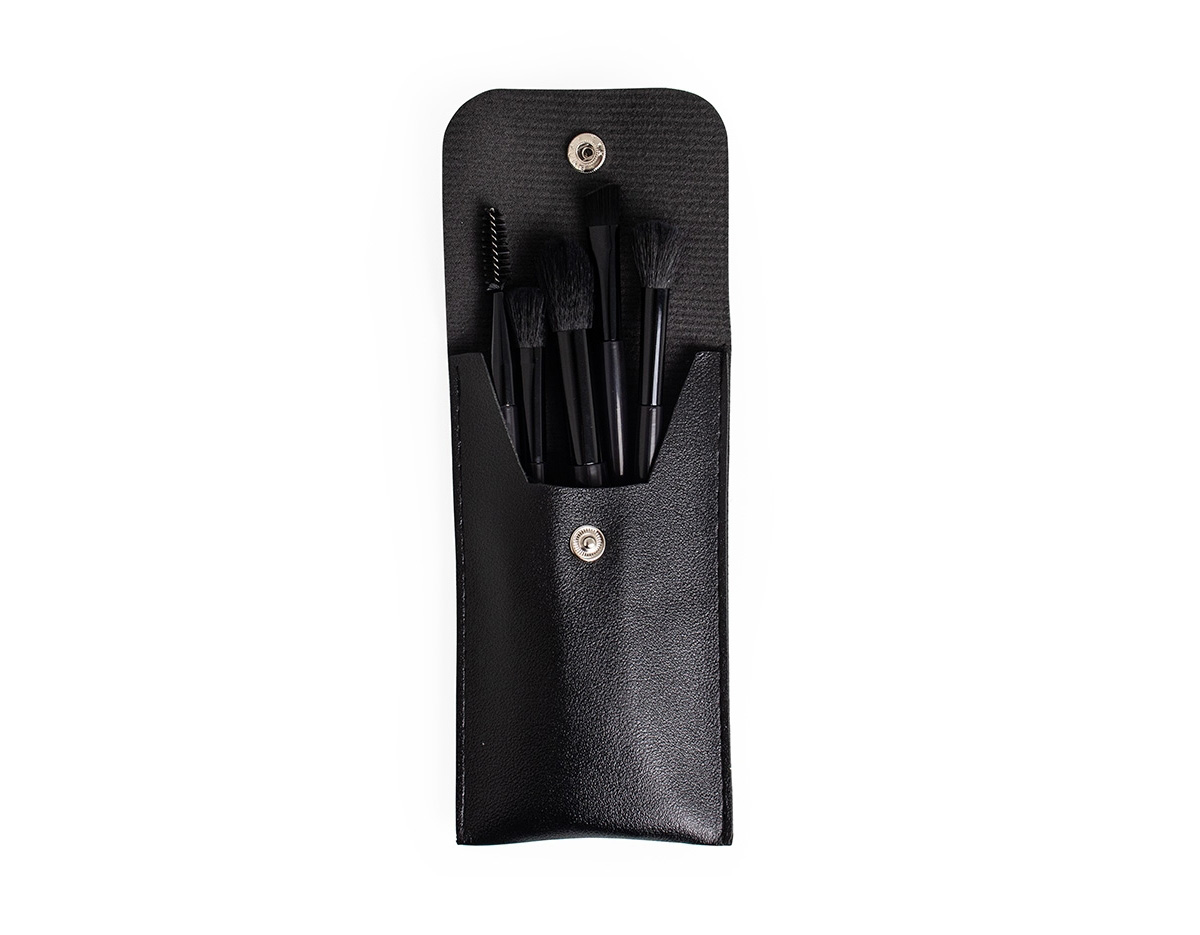 O nosso kit de pincéis para sombra é a combinação perfeita de elegância e funcionalidade. Com um design moderno e minimalista, os pincéis possuem diferentes tamanhos e formas, já suas cerdas são super macias, com textura fina e de alta densidade, permitindo aplicar a maquiagem com suavidade e precisão. E o melhor de tudo: o estojo em couro sintético deixa tudo arrumadinho e pronto para levar com você, para sua maquiagem estar sempre impecável!