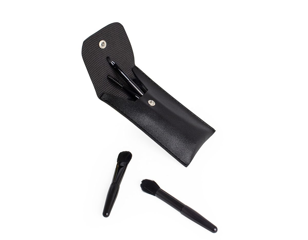 O nosso kit de pincéis para sombra é a combinação perfeita de elegância e funcionalidade. Com um design moderno e minimalista, os pincéis possuem diferentes tamanhos e formas, já suas cerdas são super macias, com textura fina e de alta densidade, permitindo aplicar a maquiagem com suavidade e precisão. E o melhor de tudo: o estojo em couro sintético deixa tudo arrumadinho e pronto para levar com você, para sua maquiagem estar sempre impecável!