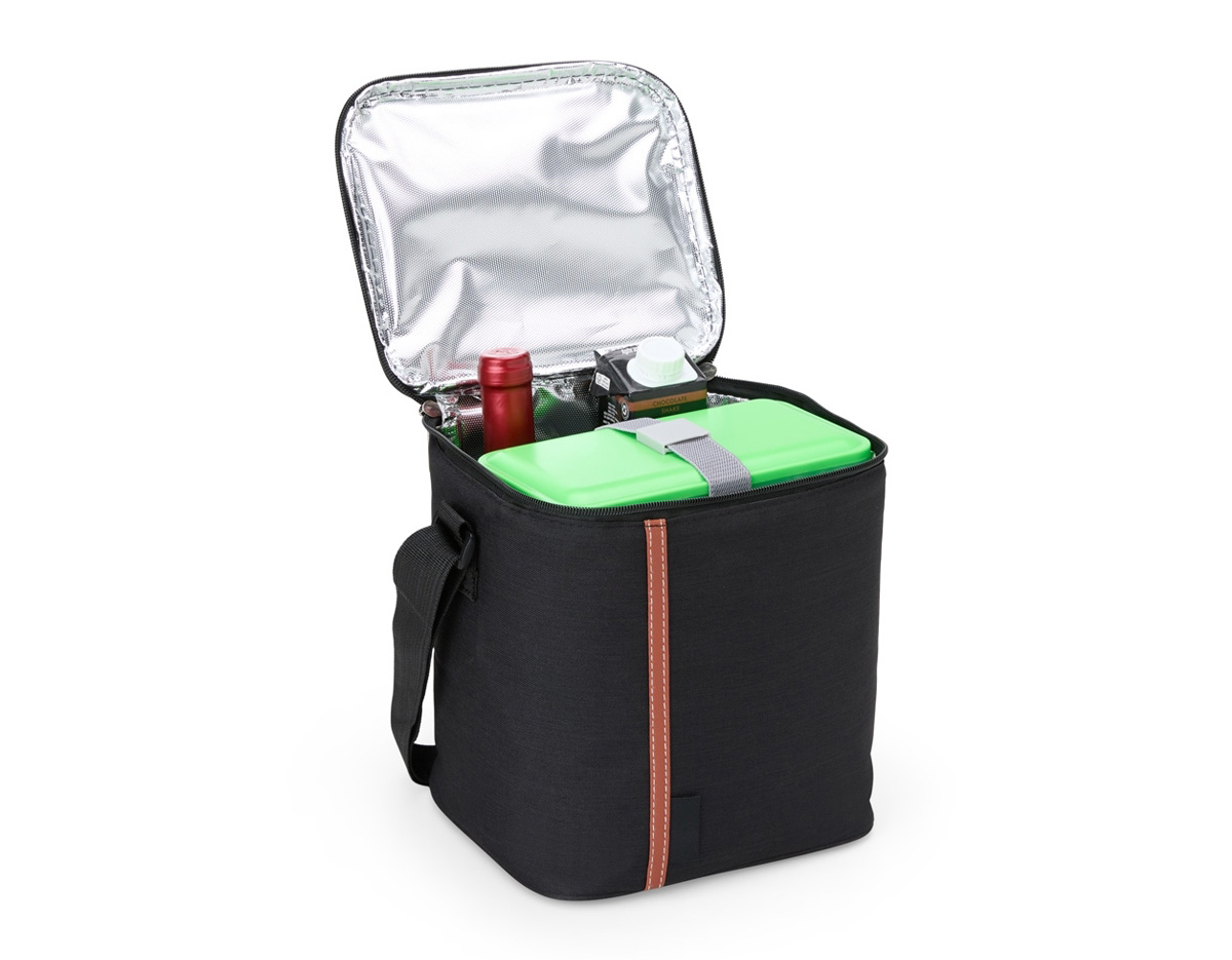 Bolsa térmica com capacidade de 8 litros, ideal para transportar refeições e manter alimentos frescos por mais tempo. Confeccionada em nylon com detalhes em couro sintético, combina resistência, praticidade e um visual elegante. Possui alça de ombro ajustável que proporciona maior conforto no transporte e bolso frontal para acomodar pequenos itens como guardanapos ou talheres. Conta ainda com área destinada à personalização, tornando o produto adequado para ações promocionais e brindes corporativos.