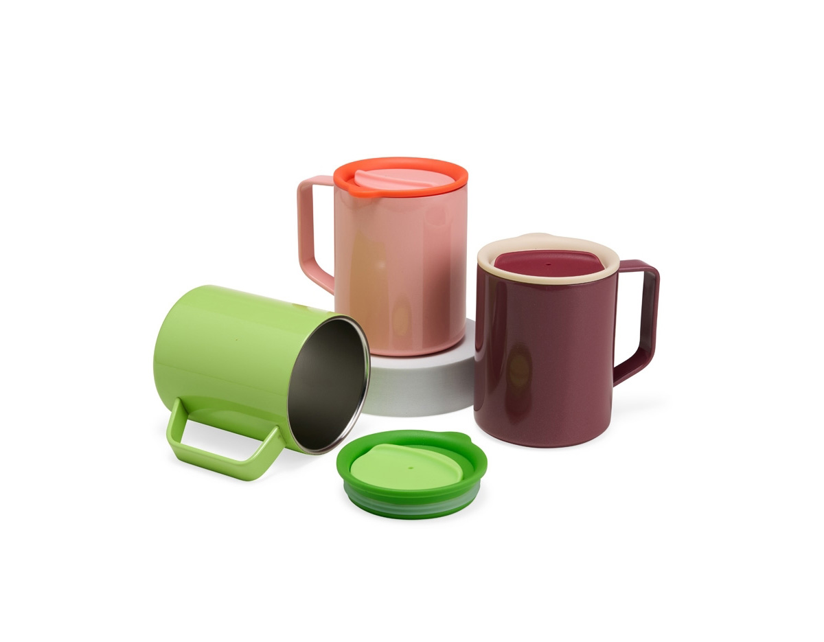Caneca feita em inox, com parede dupla e capacidade de até 270ml. Suas cores chamativas e aspecto brilhante tornam este item, único.