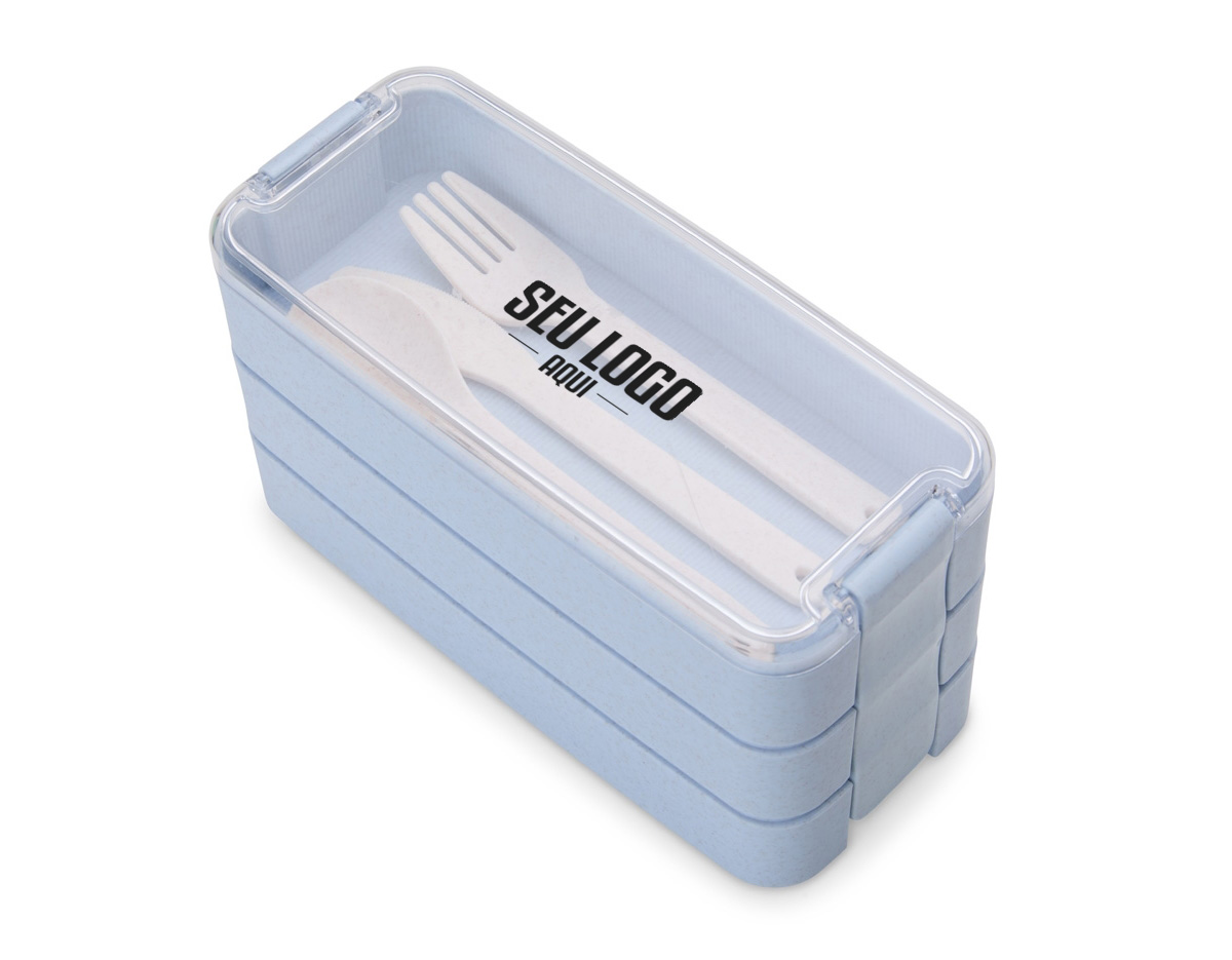 Marmita com 3 andares? Temos! Com 900ml de capacidade e 3 divisórias, esta marmita oferece espaço de sobra para organizar alimentos e ainda os mantém separados, preservando o sabor de cada um deles. Sua tampa hermética garante que os alimentos permaneçam frescos por mais tempo e evita vazamentos indesejados, permitindo um transporte mais seguro. Acompanha garfo, faca e colher.