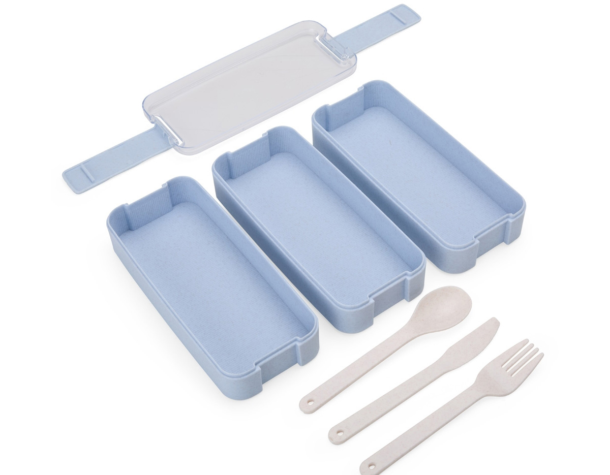 Marmita com 3 andares? Temos! Com 900ml de capacidade e 3 divisórias, esta marmita oferece espaço de sobra para organizar alimentos e ainda os mantém separados, preservando o sabor de cada um deles. Sua tampa hermética garante que os alimentos permaneçam frescos por mais tempo e evita vazamentos indesejados, permitindo um transporte mais seguro. Acompanha garfo, faca e colher.